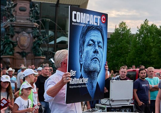 Er darf wieder publizieren: «Compact»-Chef Jürgen Elsässer, hier auf einer Demo 2022 mit einem Transparent gegen Wirtschaftsminister Robert Habeck... (Bild: Wikipedia)