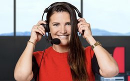Rachel Rinast etwas salopp unterwegs (©SRF)
