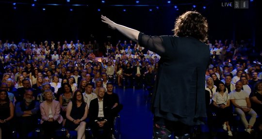 Der Hauptpreis geht an Patti Basler und Philippe Kuhn. Basler setzte ein paar träfe Sprüche vor dem Publikum im Studio 1 im Zürcher Leutschenbach... (Sreenshot SRF-Comedy-Awards)