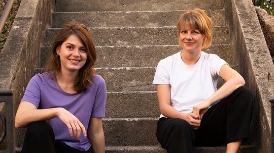 Samantha Zaugg und Charlotte Theile (r.) leiten gemeinsam das Branchenmagazin «Schweizer Journalist:in»...      (Foto: zVg.)  