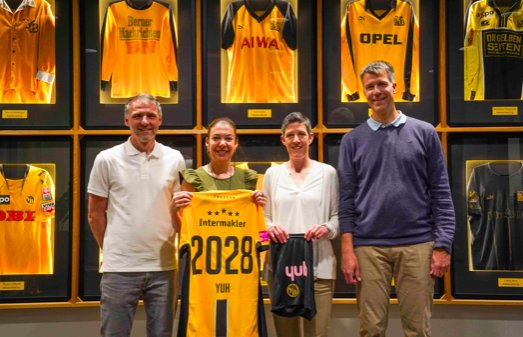 YB-Marketing-Chef Daniel Marti, Yuh-Sales-Chef Sonia Milici mit Franziska Schild, General Managerin der YB-Frauen, und Markus Schwab, CEO von Yuh... (v.l.; Bild zVg)