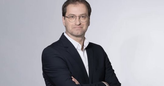 Laurent Caspary arbeitet seit 2009 bei RTS, seit 2017 ist er Chefredaktor von RTS Radio... (Bild: La Télé/zVg)