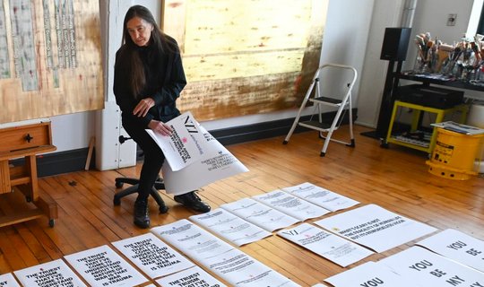 Kunstausgabe mit Schockeffekt: Die Künstlerin Jenny Holzer in ihrem Atelier in New York. (Bild zVg)