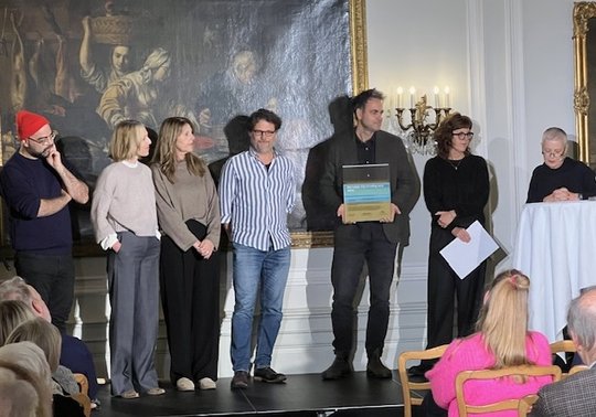 Das Team von «Inside Kronenhalle – Luxus und Tradition im Kultrestaurant» nimmt die Auszeichnung von Präsidentin Colette Gradwohl (r.) entgegen...    (Bild: Klein Report)