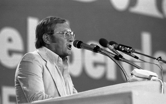 «Sagen, was ist»: «Spiegel»-Gründer Rudolf Augstein beim FDP-Bundesparteitag 1980... (Bild Wikipedia)