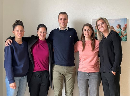 Die Fussballerin (v.l.) Gentiana Morina mit AXA-CMO Antonia Lepore und Projektleiter Sandro Singer sowie den Fussballerinnen Stephanie Erne und Melanie Müller…        (Bild: zVg)