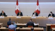 Die Bundesräte Guy Parmelin und Alain Berset und Regierungsrat Christian Rathgeb erklärten am Montag 40 Minuten lang, wieso es das Covid-19-Gesetz braucht... (Bild: Screenshot Medienkonferenz)