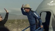 Zuerst mal High Five: Der Cowboyhut tragende Hobby-Astronaut Jeff Bezos ist zurück auf Planet Erde... (Bild: Blue Origin)