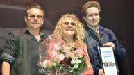 Ehrung für Schweizer Country-Queen Suzanne Klee mit Florian Ast (l.) und Florian Fox...   (Bild: © Klein Report)