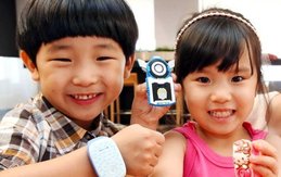 Kinder mit dem Kizon-Armband