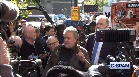 Steve Bannon bei seiner Medienkonferenz nach der Urteilsverkündung...          (Screenshot Twitter  C-Span)