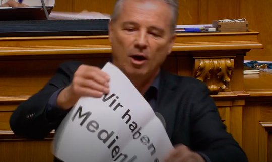 «Wir haben eine Medienkrise»: SP-Mann Ueli Schmezer packt sein Plakat aus... (Bild: Screenshot Klein Report)