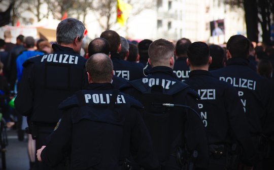 Im Visier der neuen Regelung stehen insbesondere Medienmitteilungen und Medienkonferenzen der Polizei. Die Gesetzesänderung kommt nun voraussichtlich vors Volk.