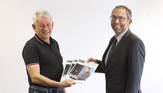 Peter Schneider (l.) übergibt die Führung der ASMZ dem neuen Chefredaktor Christian Brändli…           (Bild: zVg)