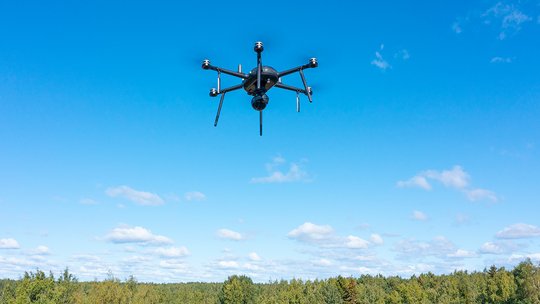 Das Netzwerk soll Kunden ab Herbst 2024 die Nutzung von sicheren Drohnen für Infrastruktur-Inspektionen, Polizei-Einsätze oder den Schutz grosser Areale ermöglichen… (Bild © swisscom.ch)