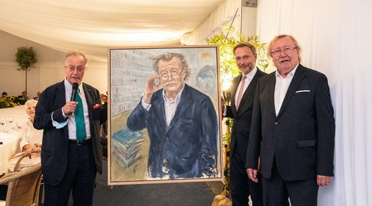 Frank A. Meyer (l.) lobt Peter Sloterdijk (r.) als «unablässigen Weiterdenker»; Christian Lindner nennt ihn einen «Meister der intellektuellen Provokation»... (Bild: © Ringier)