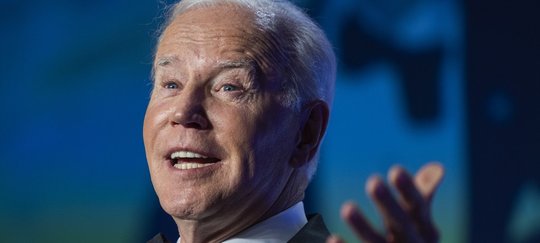 Der US-Präsident Joe Biden gut gelaunt am Galadinner des Medienkorps...          (Bild: ARD)