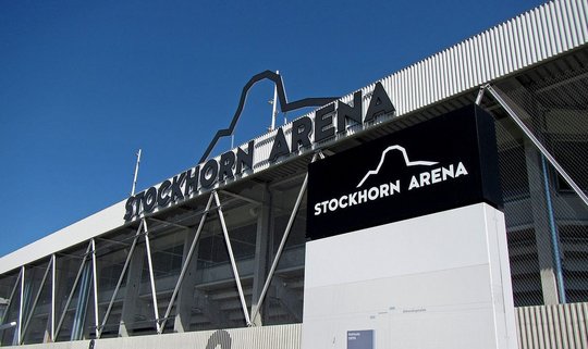 Redaktor Manuel Moser blieb hartnäckig: Wer ist für die Risse im Bauwerk des Stadions Stockhorn Arena verantwortlich und was wird dagegen gemacht?          (Bild: © wikipedia.ch)