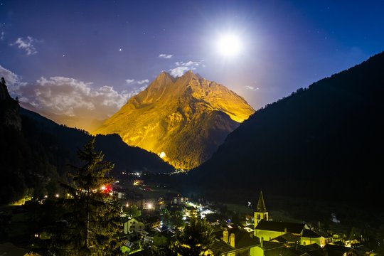 500 Millionen Kerzen wären nötig für diese Erleuchtung der Berge...