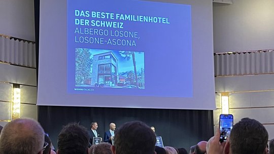 Im Mai 2024 traf sich die Hotellerie-Branche auf Einladung des Weber Verlags im Dolder Grand in Zürich zur festlichen Preisverleihung... (Bild © Klein Report)