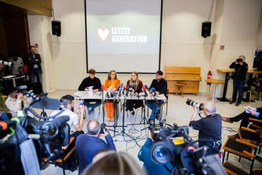 Mitglieder der Letzten Generation bei einer Pressekonferenz in Berlin…    (Bild: RSF)