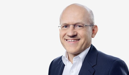 Burkhardt startet ab Januar hinter dem Mikrofon...    (Bild: SRF/zVg)