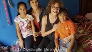 Bereitet neue Fundraising-Runde in Zürich vor: Astrid von Reding (2. von r.) in der Schule «Taki mundo»...   (Bild: zVg)