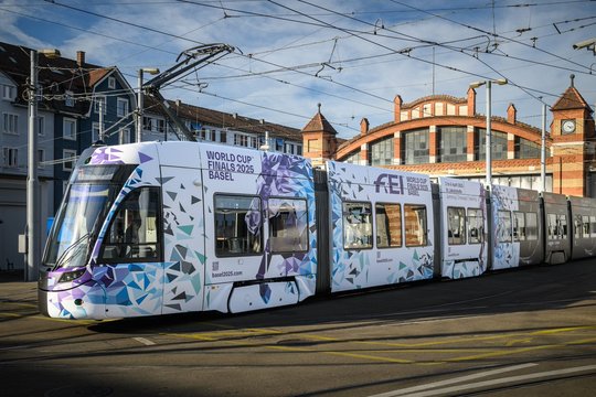 Ein Tram der Basler Verkehrs-Betriebe wird quer durch die Stadt Werbung für die kommenden Pferdesportanlässe machen…    (Bild: © CHI Basel/ Fotografie Stuppia)