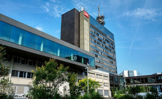 Der eben erst abgeschlossene Stage-Jahrgang beim SRF bestand ausschliesslich aus Master-Absolventen... (Bild: SRF/Oscar Alessio)