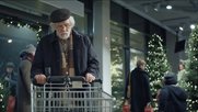 Der Weihnachtsskeptiker, der nichts zu lächeln hat, kommt doch zu etwas Glück in der Weihnachtskampagne «Schenken wir uns ein Lächeln» von Coop...   (Screenshot /zVg TBWA Zürich)