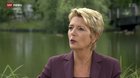 Im falschen Film? Reicht es auf die «Erfolgsgeschichte unseres Landes» zu verweisen? Karin Keller-Sutter vor dem Stadtweiher ihrer Wohngemeinde Wil, wo sie über die Defensionale von Wil 1647 sprach...     (Bild: Screenhot SRF)