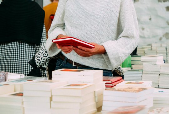 SRF reist mit seinem mobilen Studio ins Literaturmekka im Aarestädtchen... (Bild: zVg)