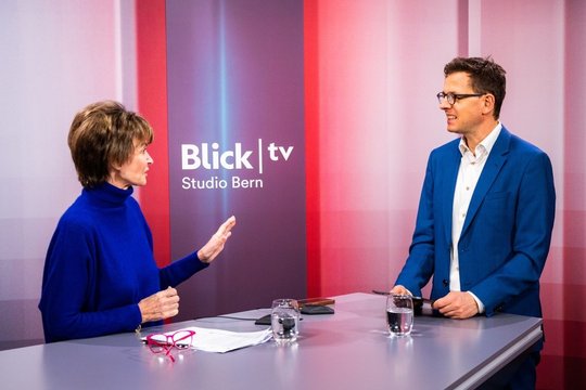 Zur Einweihung des neuen Studios hat Christian Dorer, Chefredaktor Blick-Gruppe, in seinem Talkformat «Hier fragt der Chef» Micheline Calmy-Rey eingeladen...     (Bild: zVg) 