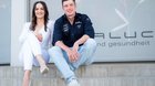 Jeannine Kohl, Inhaberin der Versandapotheke, mit dem Langlauf-Profi Janik Riebli... (Bild: zVg)