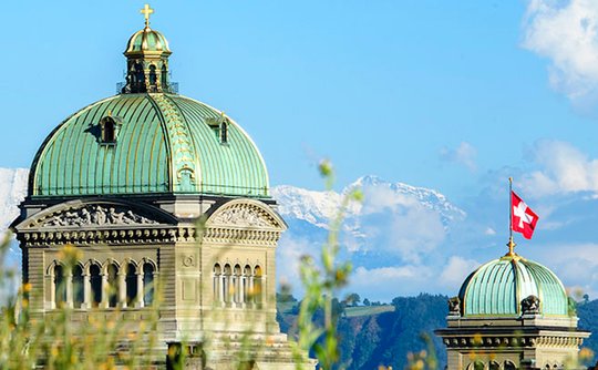 «Um weiterhin die lokale und regionale Presse verstärkt zu unterstützen, soll ein an die Auflage geknüpfter gradueller Ansatz eingeführt werden», schreibt das Sekretariat der Fernmeldekommission.