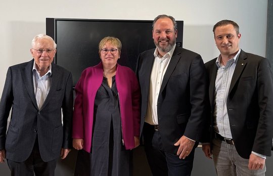 Besitzer der Robinvest AG Christoph Blocher, Rahel Blocher, Verwaltungsratspräsidentin der Zeitungshaus AG, IMG-VRP Olivier Chuard und IMG-CEO Yves Kilchenmann (r.)... (Bild: zVg)
