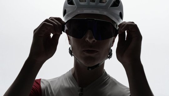 Der ästhetisch schlicht gestaltete Werbespot «La Beauté du Sport» für Ochsner Sport beschert Thjnk Zürich Doppel-Gold... (Bild: zVg / Screenshot)