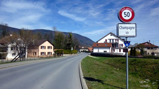 Obwohl es der EU und dem Verfassungsgericht der Waadt wohl gefallen würde, will Champagne seine Ortstafel vorderhand nicht auf Seldwyla wechseln...