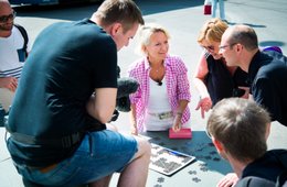 Gmür und Candinas puzzeln mit Passanten