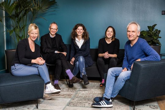 «Musik für einen Gast». Gruppenbild der Moderatorinnen und Moderatoren (v.l.): Irene Grüter, Hannes Hug, Eva Oertle, Melanie Pfändler und Michael Luisier…    (Bild: SRF)