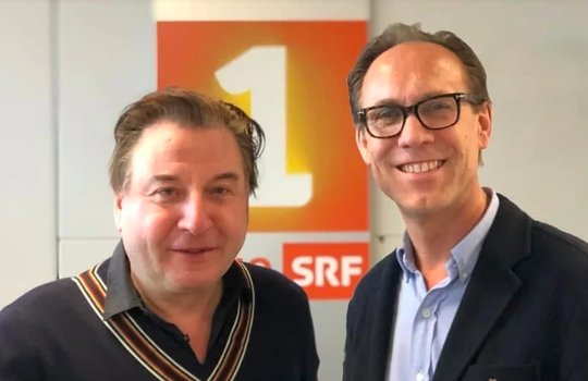 Die «Radio Bingo Show» von Beat Schlatter (l.) und Christian Zeugin kommt abwechselnd mit drei weiteren Quiz-Sendungen zum Zug... (Bild © SRF)