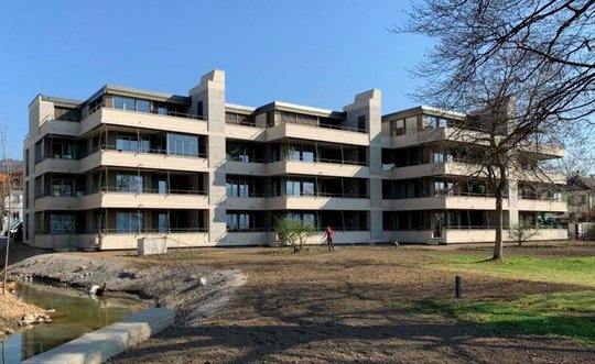 Familie Gut zieht sich auf die Immobilien zurück: Auf dem ehemaligen Buechdrucki-Areal in Stäfa steht ein neues Mehrfamilienhaus mit 21 Mietwohnungen und Büroflächen. (© Zürichsee Medien)