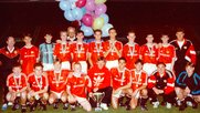 Superstars in ihrer Jugend: Manchester United beendet das Turnier 1992 auf dem zweiten Platz. David Beckham (zweiter von links unten) ist beschränkt begeistert... (zVg / Blue Stars Archiv)