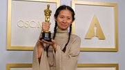 Chloé Zhao ist erst die zweite Frau der bald 100-jährigen Geschichte der Oscars, die ein goldenes Männchen für die beste Regie gewonnen hat...