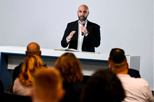 Ahmad Mansour bei einem Vortrag in Hanau (Bildschirmfoto Cicero online)