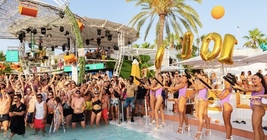 Meister im Feiern. Der FC Thun gönnte sich einen Spontantrip auf die Party-Insel Ibiza... (Bild: PD baleotour)