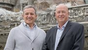 Robert Iger übergibt an Bob Chapek (v.l.)