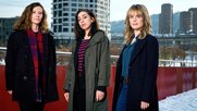 Nicht «Gambit», aber «Damen Tatort»: Die Regisseurin Christine Repond (l.) mit den beiden Hauptdarstellerinnen Carol Schuler und Anna Pieri Zuercher...      (Bild: SRF)