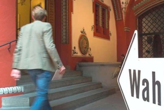 Stimmabgabe mit dem guten, alten Stimmzettel im Rathaus von Basel-Stadt... (Bild: Screenshot Rathaus BS / Facebook)