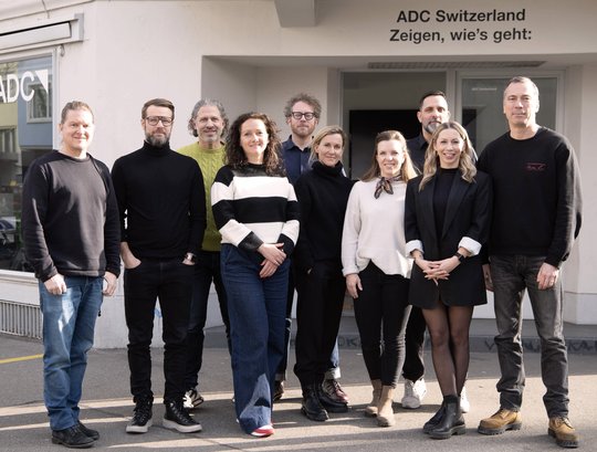 Andrea Bison (5. v.r.) ergänzt den Vorstand des Art Directors Club… (Bild: zVg/ADC)